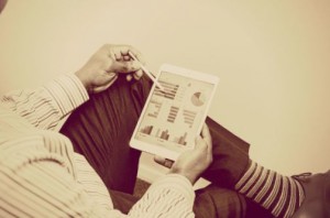 homme-tablette-collaboratif