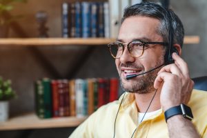 Homme au téléphone au travail