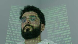 homme avec numéro internet sur lui