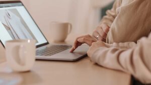 Femme sur son ordinateur portable sur internet