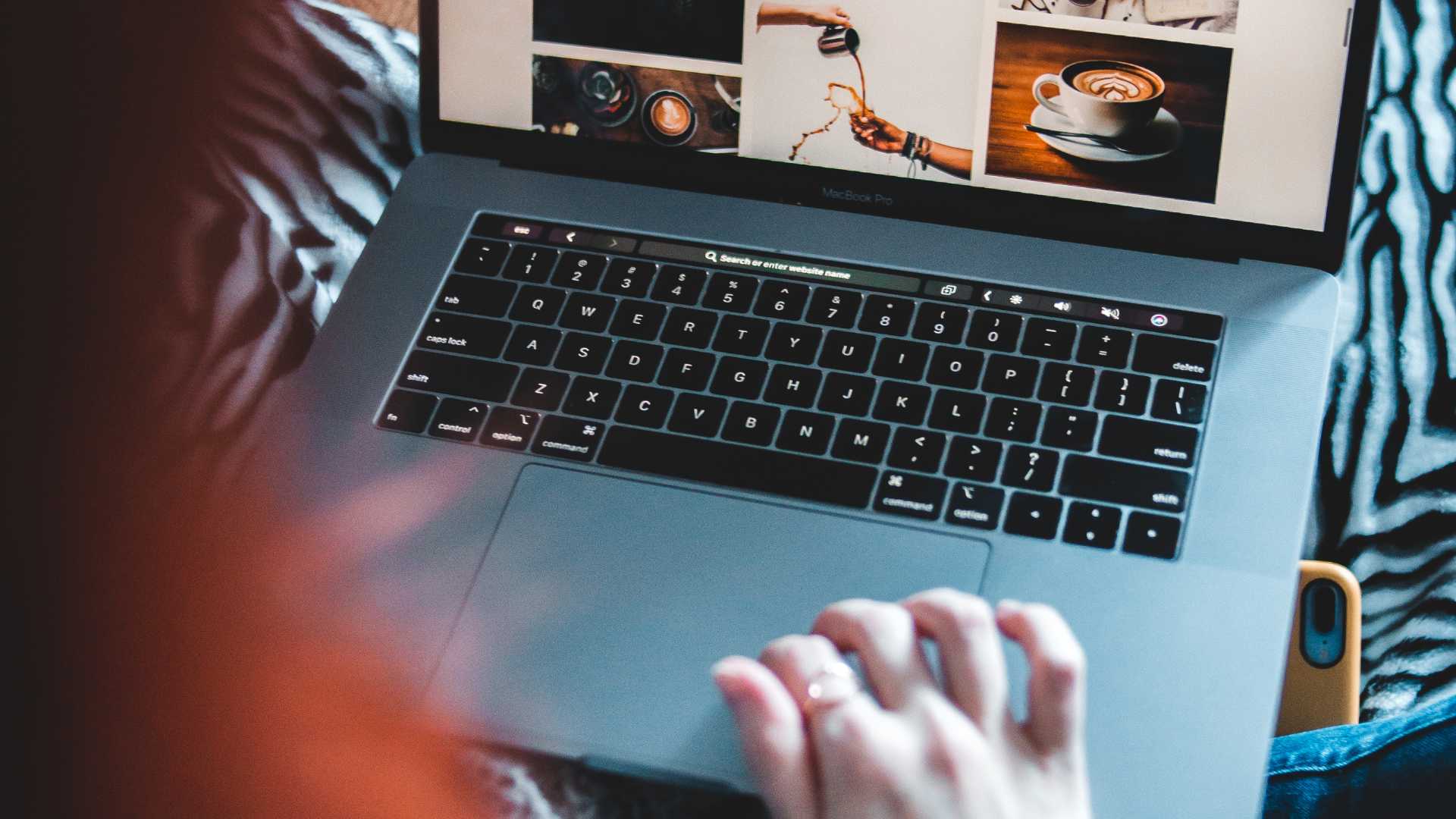 Femme sur internet avec son ordinateur portable