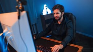 streamer qui joue au jeux vidéos