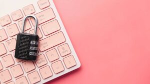 cadenas sur clavier rose